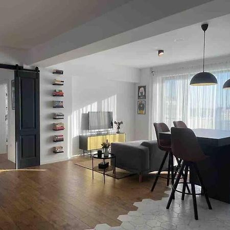 קריובה Modern 2-Bedroom Apartment In New Residence מראה חיצוני תמונה