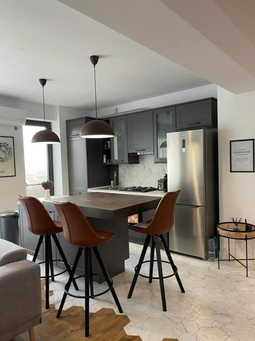 קריובה Modern 2-Bedroom Apartment In New Residence מראה חיצוני תמונה