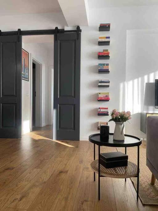 קריובה Modern 2-Bedroom Apartment In New Residence מראה חיצוני תמונה