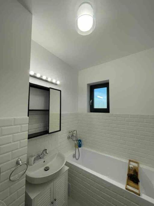 קריובה Modern 2-Bedroom Apartment In New Residence מראה חיצוני תמונה