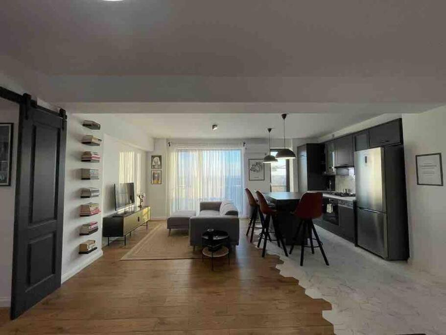 קריובה Modern 2-Bedroom Apartment In New Residence מראה חיצוני תמונה