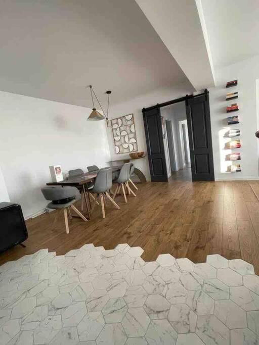 קריובה Modern 2-Bedroom Apartment In New Residence מראה חיצוני תמונה
