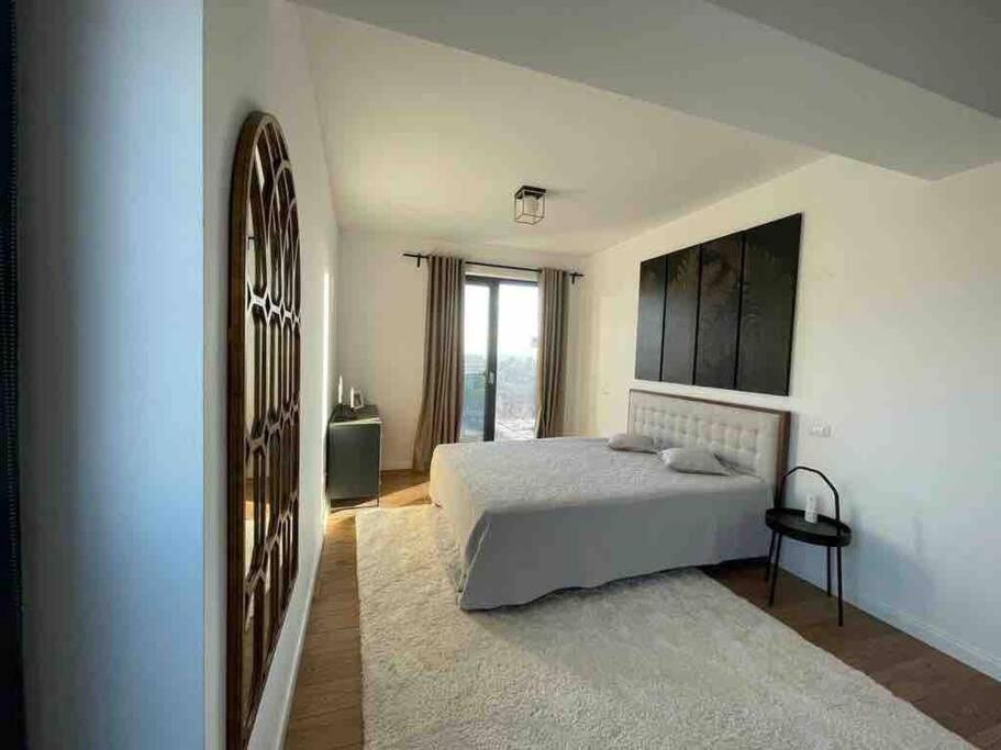 קריובה Modern 2-Bedroom Apartment In New Residence מראה חיצוני תמונה