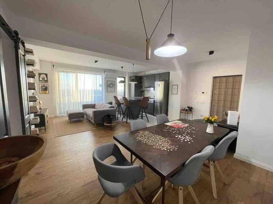 קריובה Modern 2-Bedroom Apartment In New Residence מראה חיצוני תמונה