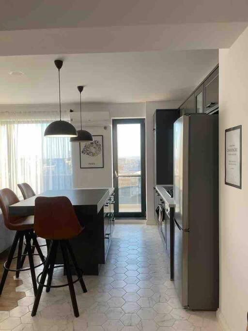 קריובה Modern 2-Bedroom Apartment In New Residence מראה חיצוני תמונה